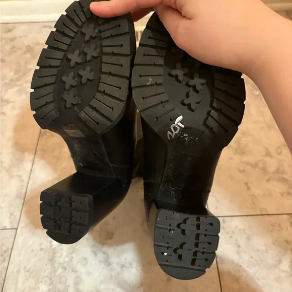 Tory Burch Carson Lug Sole Ankle Boots in Perfect Black - Picture 9 of 12